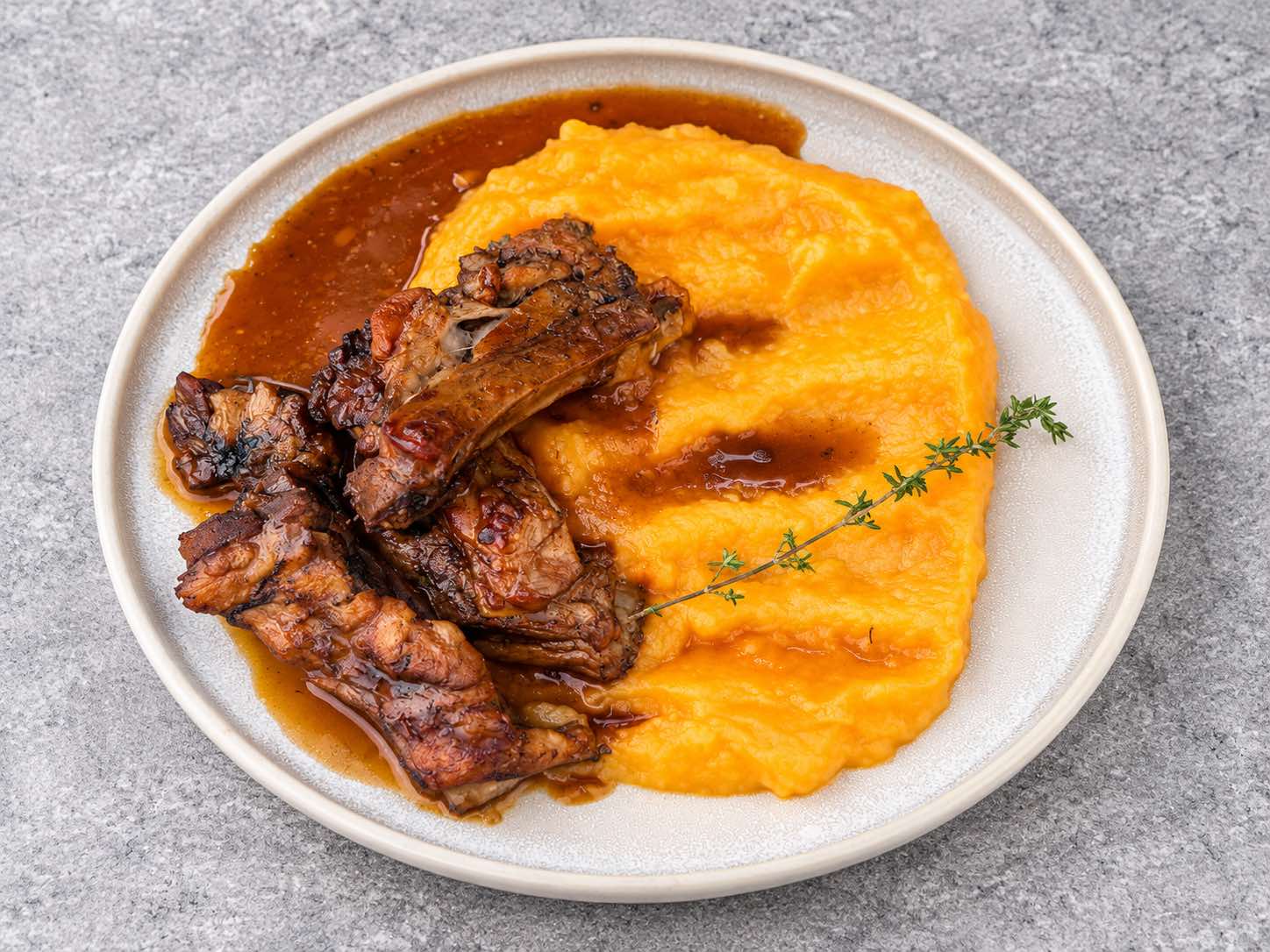 МЕДЕНИ РЕБЪРЦА С ПЮРЕ ОТ КАРТОФИ И МОРКОВИ И ПЕЧЕН СОС